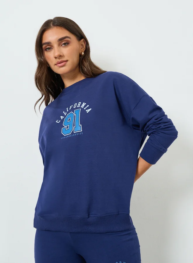 ستايلي طقم منسق من بنطال بأرجل واسعة وسويت شيرت بطبعة جرافيك